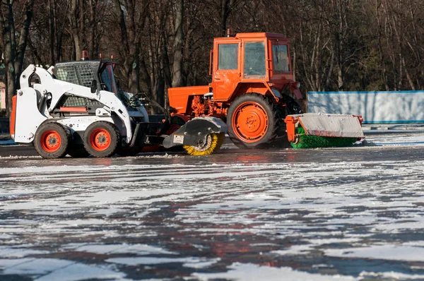 şehir sokaklarını makinede kar