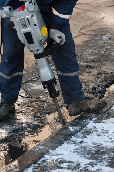 Matkap bir şehir sokak üzerinde çalışan adam