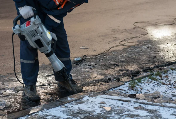 Hombre trabajando un martillo neumático en una calle de la ciudad — Foto de Stock