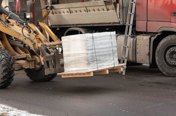 Yellow forklift transporting pallet with load — Stock Photo, Image