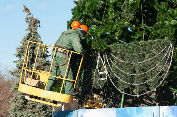 Deux ouvriers décorant l'arbre de Noël — Photo