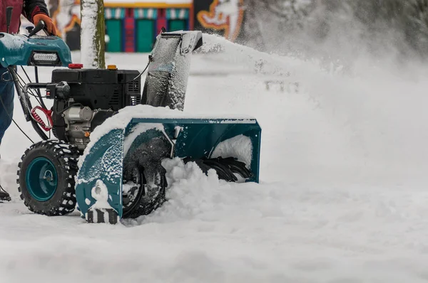 işçi sokakta kar temizler