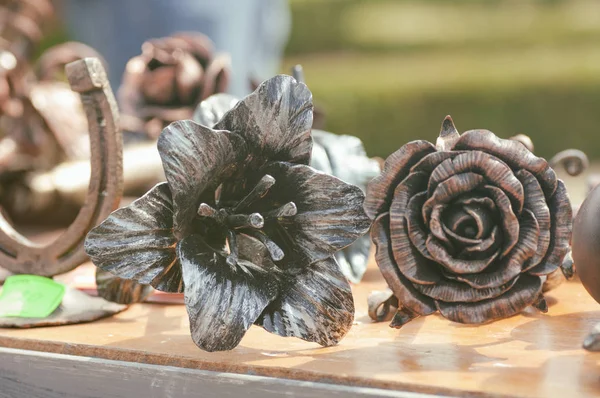 Rosa flor moldada de ferro por um ferreiro — Fotografia de Stock