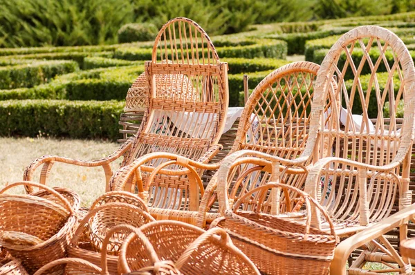 Wicker baskets and rattan armchairs at the fair masters in Ukrai — Stock Photo, Image