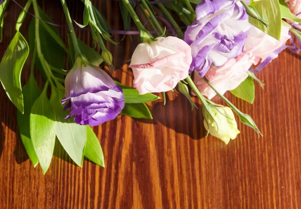 Фиолетовые цветы на деревянном фоне — стоковое фото