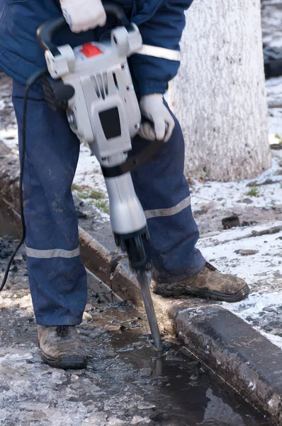 Man som arbetar en jackhammer på en stadsgata — Stockfoto