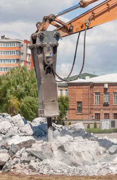 Машина для дробления бетона на городской улице — стоковое фото