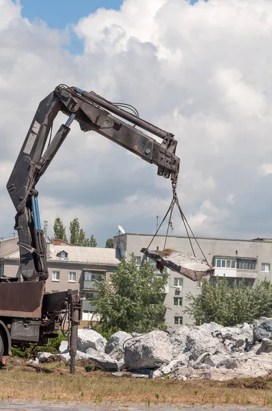 Grue est la machine de chargement de la dalle de béton — Photo