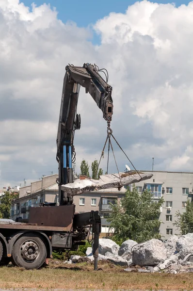 Kranen är maskinen laddas betongplatta — Stockfoto