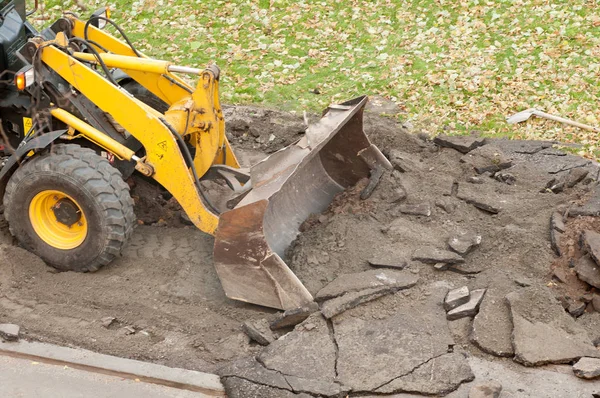 Excavator removes the old asphalt — Stock Photo, Image