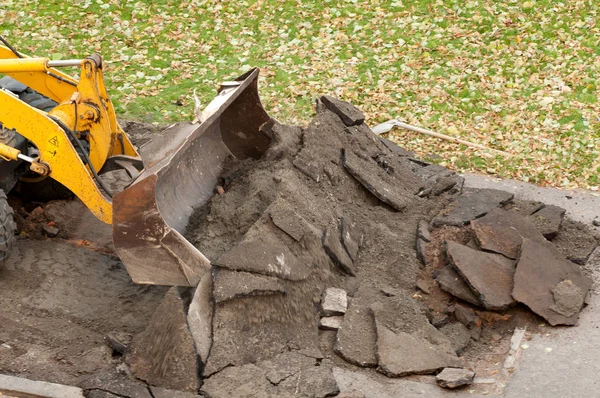 Excavator removes the old asphalt — Stock Photo, Image
