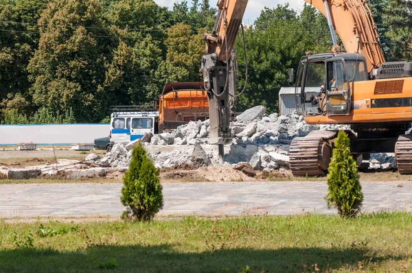 Machine om te verpletteren beton in de straat van de stad — Stockfoto