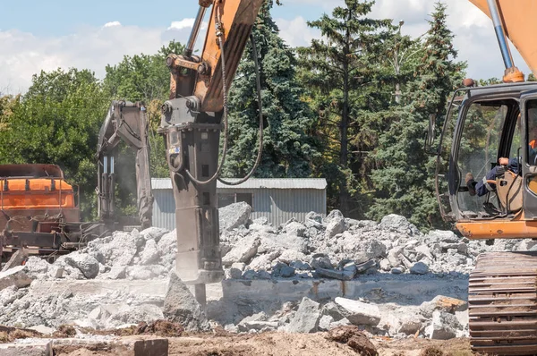 Maskinen att krossa betong i staden gatan — Stockfoto