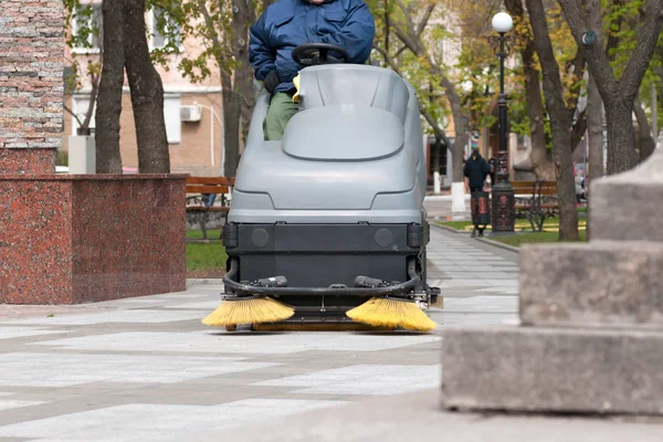 Proceso de limpieza de pasarelas en la máquina Park — Foto de Stock