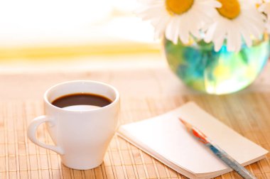 Kahve siyah, kağıt ve bir vazo arka plan üzerinde kırmızı kalem