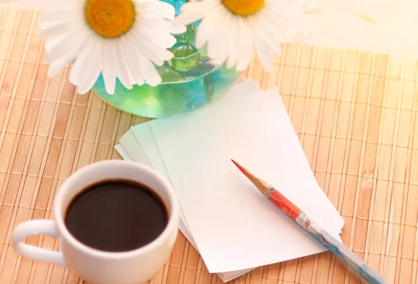 Caffè nero, carta e matita rossa sullo sfondo di un vaso — Foto Stock