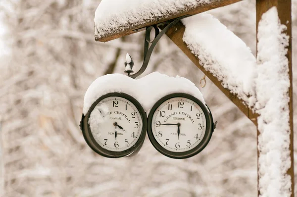 Relógio velho sob a neve — Fotografia de Stock