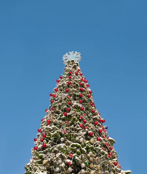 Vánoční stromeček s hračkami venku na sněhu — Stock fotografie