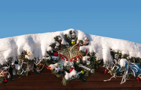 Decoração de Natal do lado de fora na neve — Fotografia de Stock