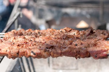 şiş kebap bir mangal üzerinde kızarmış