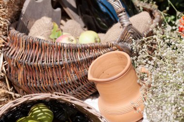 toprak kap bir sepet arka planda bir şişe şarap bac