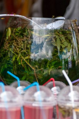 Serinletici içecek bitkilerle ve narenciye