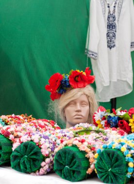 baş çelenk süs çiçek FAI adlı bir manken üzerinde