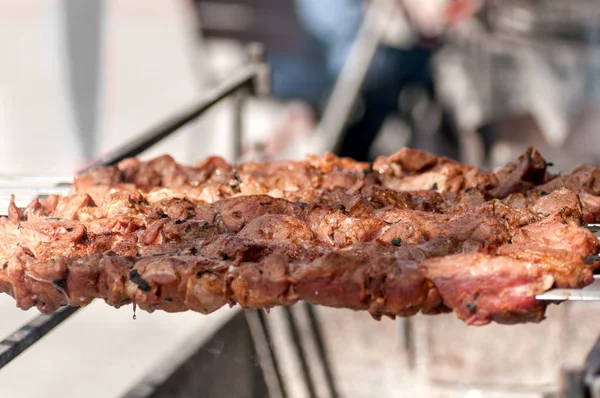 Shish kebab is fried on a brazier — Stock Photo, Image