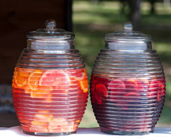 Bebida de fruto de laranjas em grandes jarros — Fotografia de Stock
