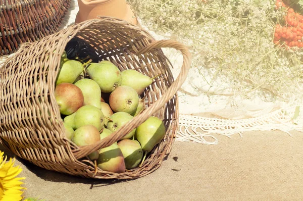 Sepet ile filtre applicat kaba kumaş zemin üzerine armut