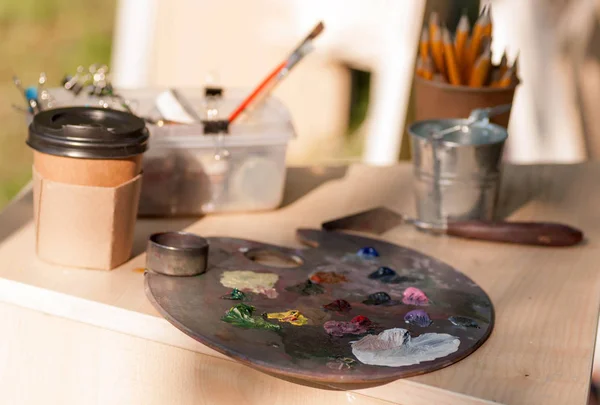 Sanatçının masaya karışık renk paleti — Stok fotoğraf