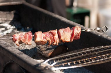 bir ızgara et şiş üzerinde kızarmış