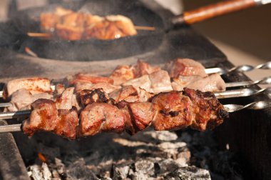 bir ızgara et şiş üzerinde kızarmış