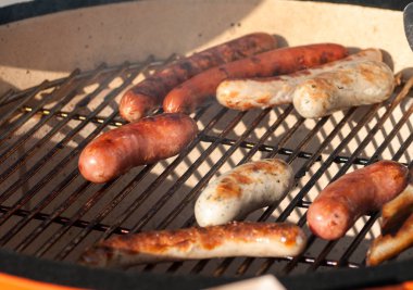 pişirme sırasında ızgara sosis