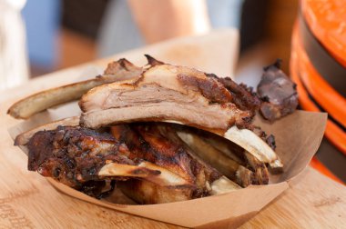 bir kağıt tabak hizmet öncesi bir ızgara üzerinde kızarmış kaburga