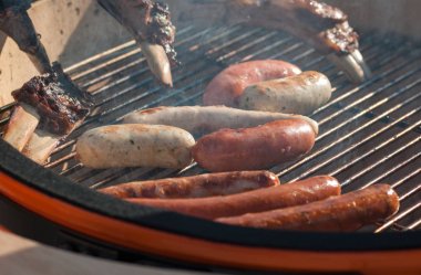 pişirme sırasında ızgara sosis