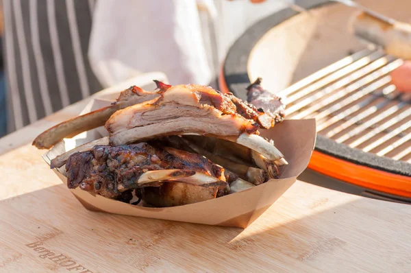 bir kağıt tabak hizmet öncesi bir ızgara üzerinde kızarmış kaburga