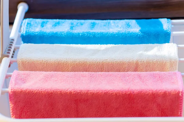 Tres toallas de colores en el primer plano secador — Foto de Stock