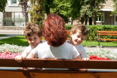 parkta annemle çocuklar ikizler wink