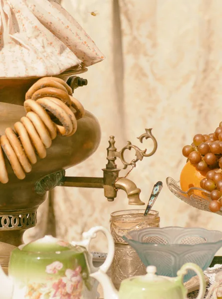 Шашлык с сушкой на столе, подаваемый со старыми блюдами, с помощью — стоковое фото