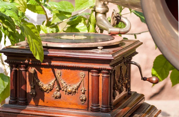 Old gramophone record, close-up on the street — Stock Photo, Image