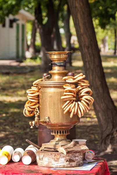 Samovar con secado en la calle —  Fotos de Stock