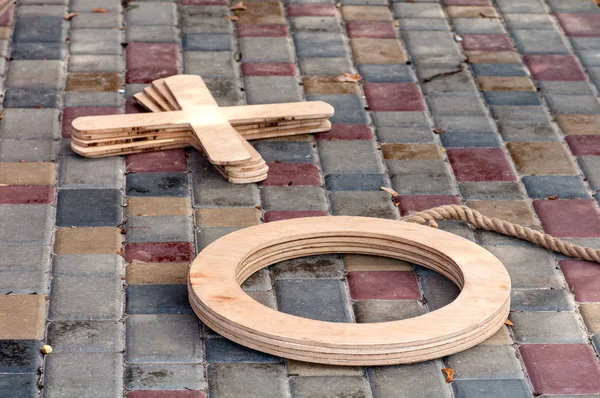 Point de croix et collants en bois sur l'asphalte — Photo