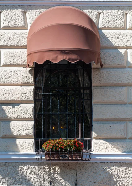 bir tuğla ev çiçeklerle dekore pencere