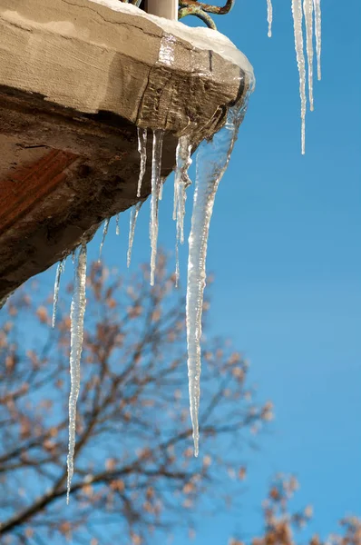 冰柱挂在阳台的屋顶在街道在温特 — 图库照片