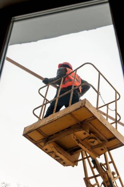 Rakım çalışma, evlerin çatıdan atma buz sarkıtları