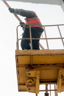 Rakım çalışma, evlerin çatıdan atma buz sarkıtları