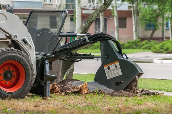 Machine crushes the stump — Stock Photo, Image