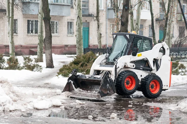 Kış aylarında şehrin sokaklarında kar temizleme makinesi