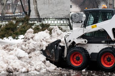 Kış aylarında şehrin sokaklarında kar temizleme makinesi
